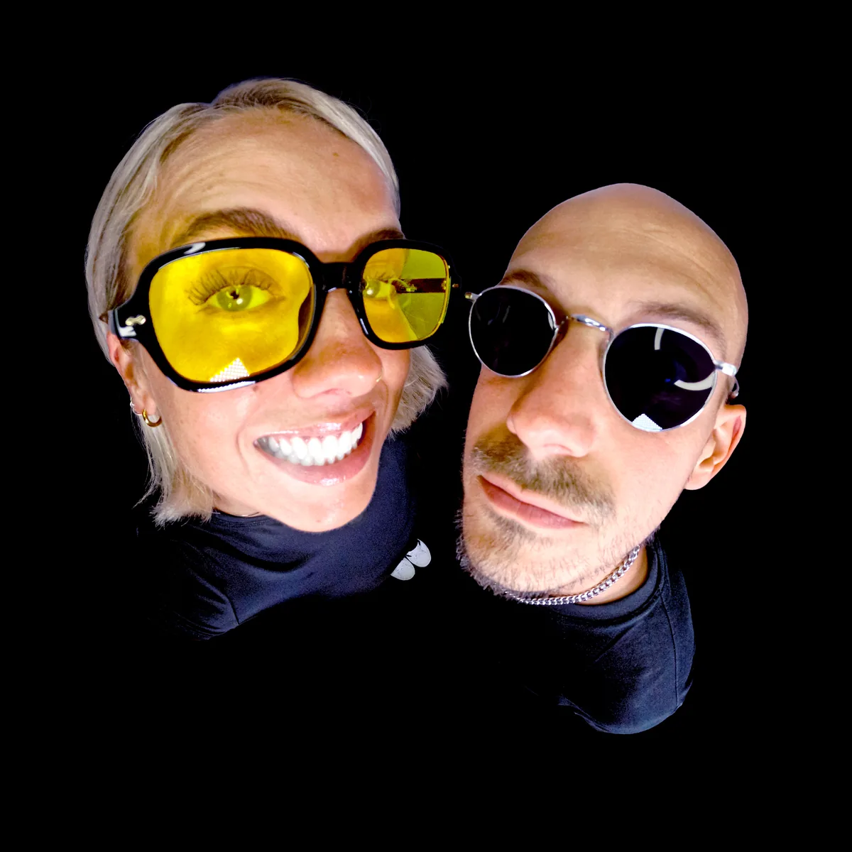 Pochette de 120 BPM (Version extrême) de Jive Me : Tara et Bat en portrait détouré sur fond noir, lunettes jaunes et noires