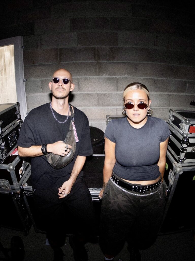 Baptiste et Tara de Jive Me debout devant des flight cases en coulisses