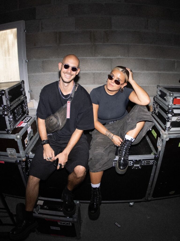 Baptiste et Tara de Jive Me assis sur des flight cases en coulisses