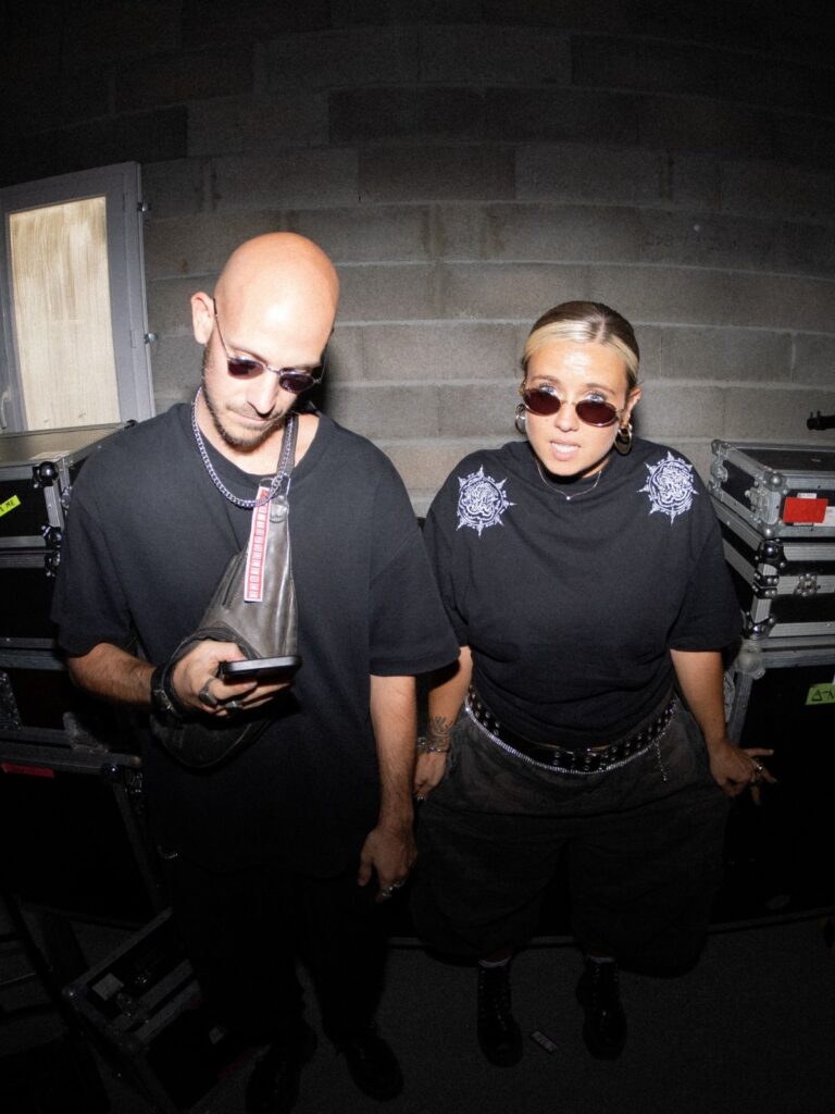 Portrait de Baptiste et Tara de Jive Me en coulisses devant un mur de parpaings