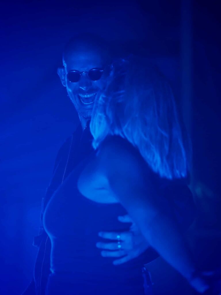 Baptiste et Tara de Jive Me complices sur scène dans une ambiance bleue en festival