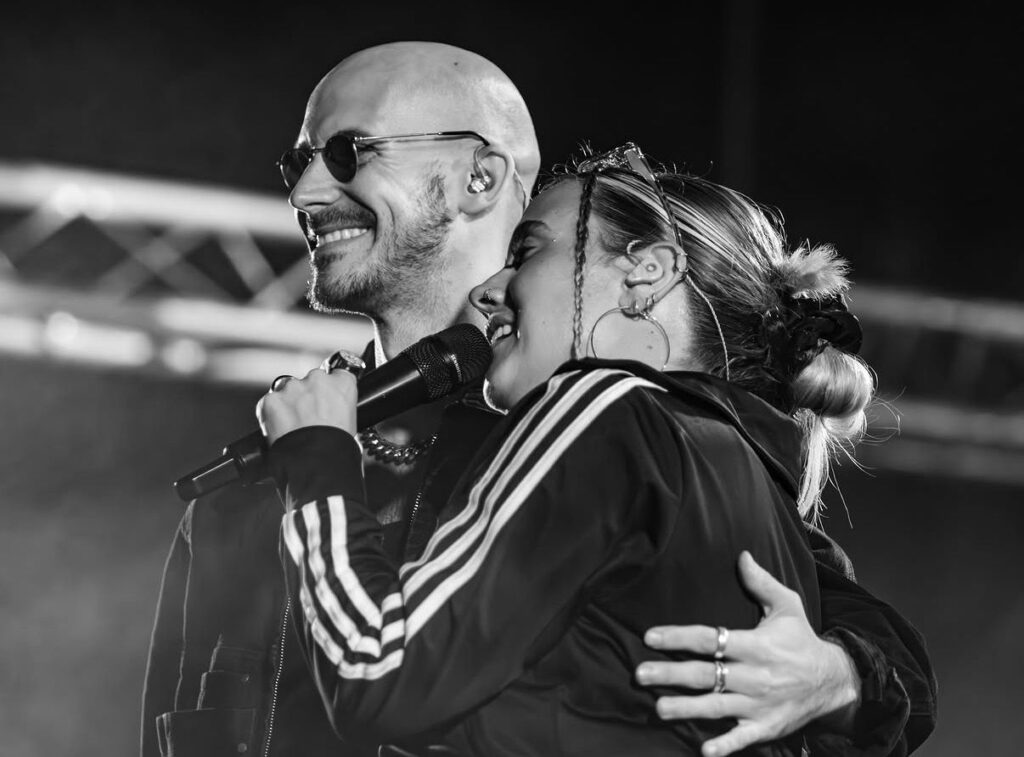 Baptiste et Tara de Jive Me complices sur scène en festival, photo en noir et blanc