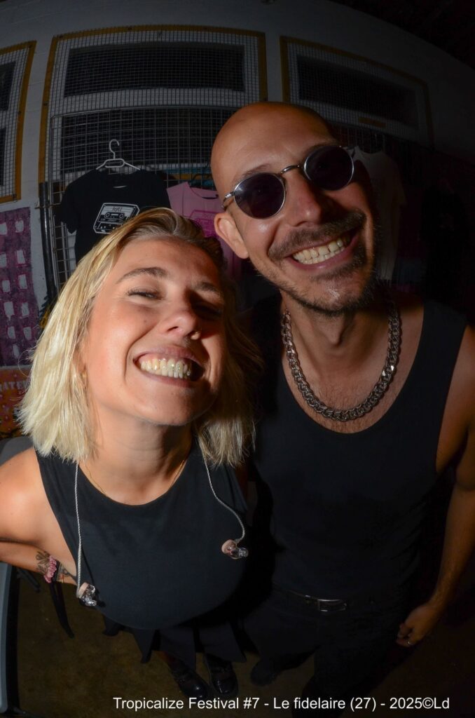 Selfie grand angle souriant de Baptiste et Tara de Jive Me lors d'un festival