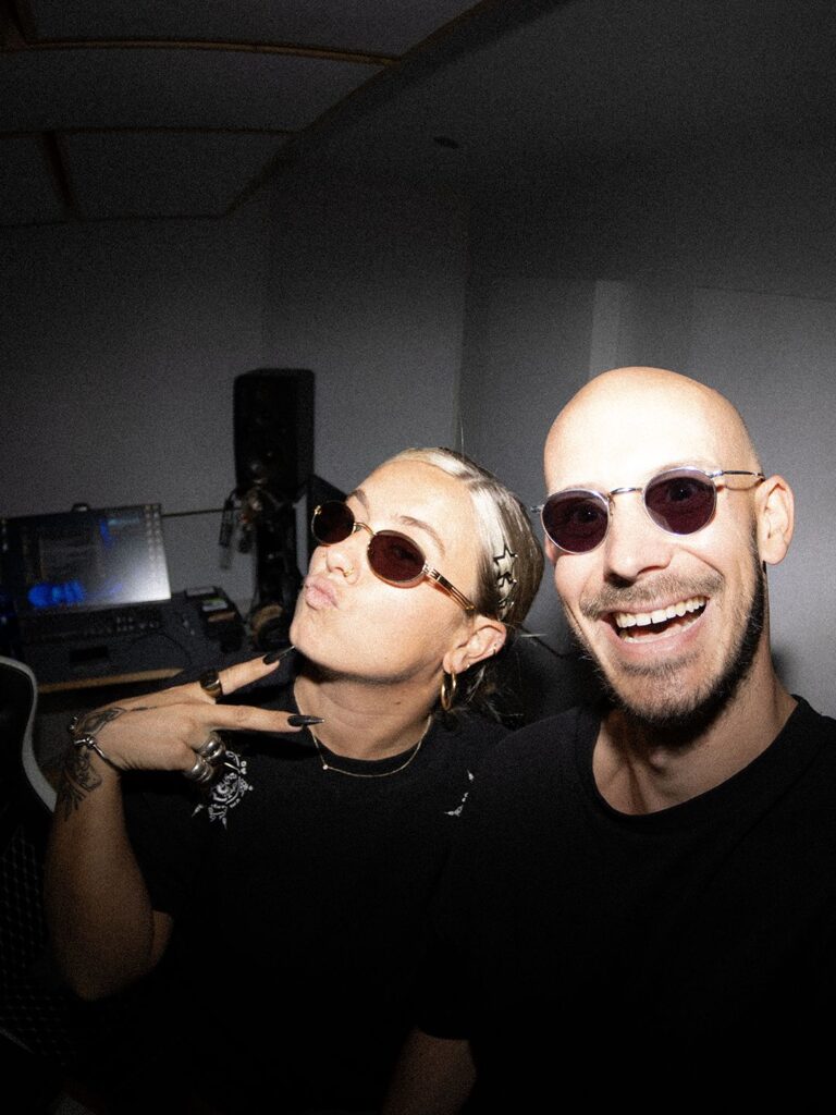 Selfie de Tara et Baptiste de Jive Me en lunettes de soleil dans un studio