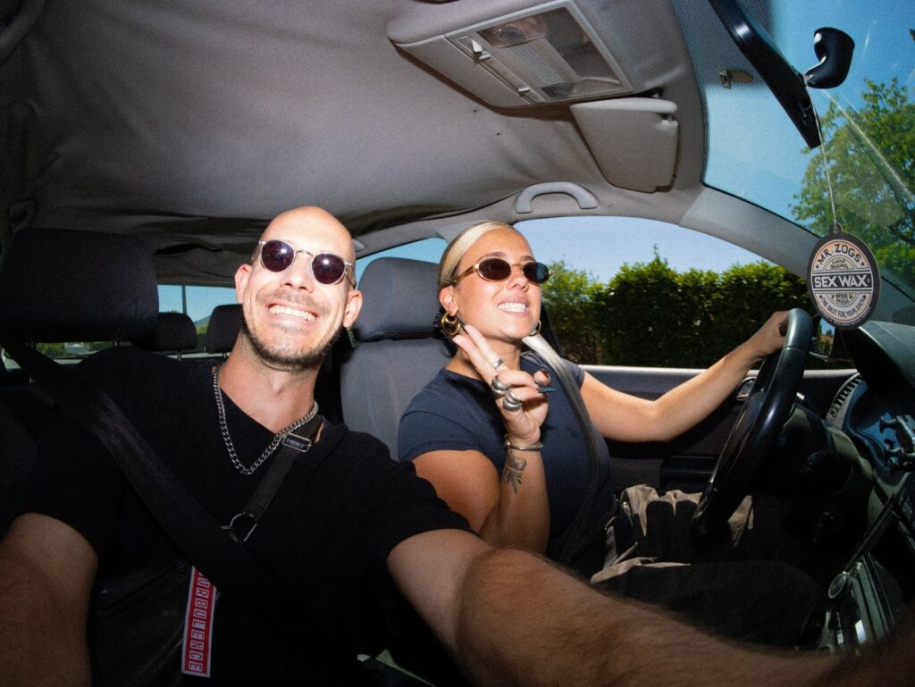Selfie de Baptiste et Tara de Jive Me en lunettes de soleil dans une voiture