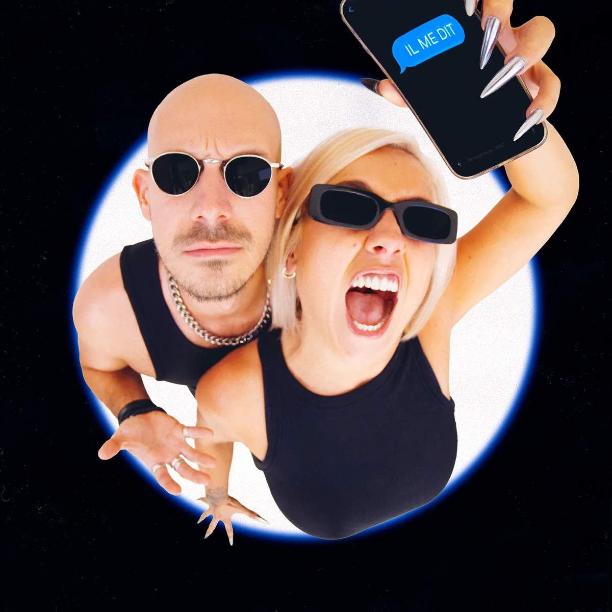 Pochette du single Il me dit de Jive Me : Bat et Tara en grand angle dans un cercle blanc, Tara crie en tenant un téléphone