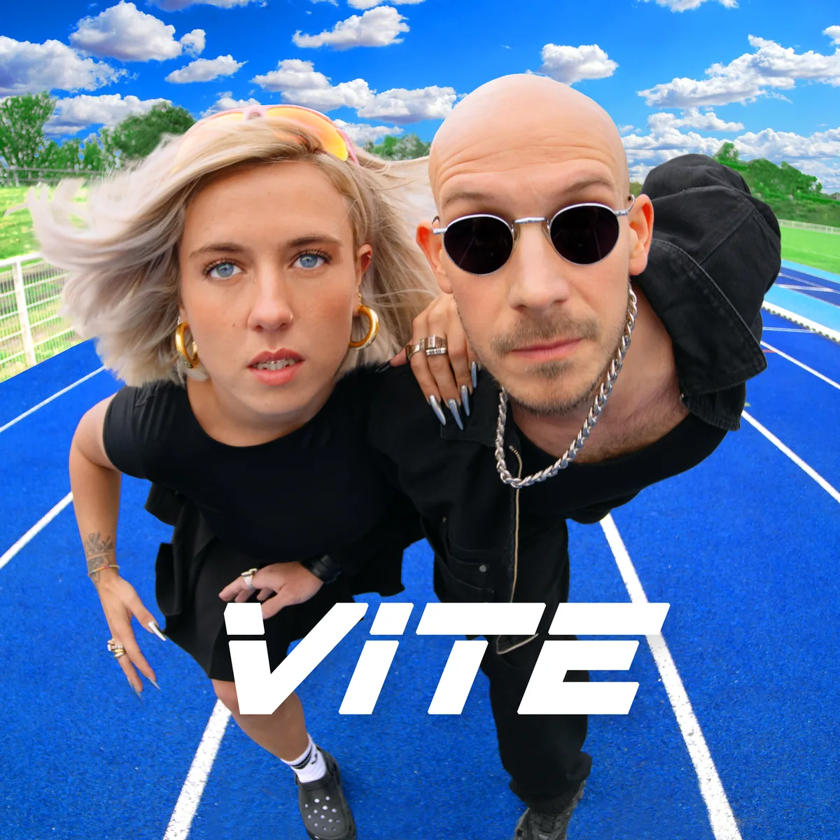 Pochette du single Vite de Jive Me : Tara et Bat sur une piste d'athlétisme bleue, titre VITE en lettres blanches